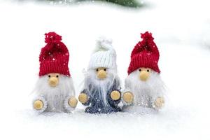 tarjeta navideña lindos gnomos escandinavos con sombrero rojo, blanco y barba en bosque nevado de invierno cuento de hadas nevadas invierno hola diciembre, enero, concepto de febrero feliz año nuevo, navidad foto