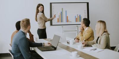 grupo de empresarios multiétnicos trabajando juntos y preparando un nuevo proyecto en una reunión en el cargo foto