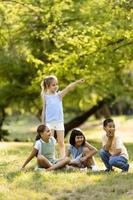 grupo de niños asiáticos y caucásicos divirtiéndose en el parque foto