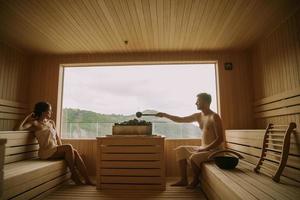 pareja joven, relajante, en, el, sauna foto