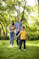 familia feliz en el parque foto