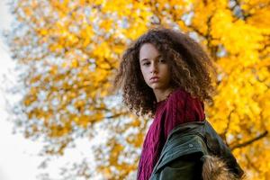 adolescente niña, en, otoño, parque foto