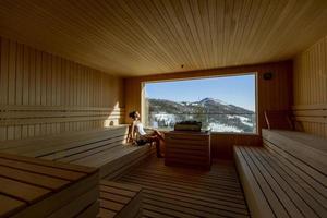 mujer joven relajándose en la sauna foto