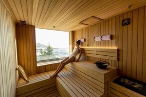 mujer joven relajándose en la sauna foto