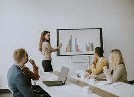 grupo de empresarios multiétnicos trabajando juntos y preparando un nuevo proyecto en una reunión en el cargo foto