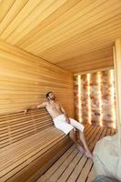 joven relajante en la sauna foto