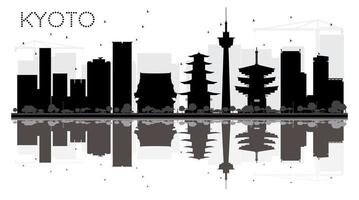 silueta en blanco y negro del horizonte de la ciudad de kyoto con reflejos. vector