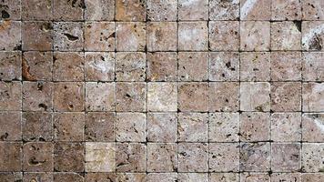 bucle sin interrupción de fondo de superficie de piedras cuadradas. Textura de pared de revestimiento de azulejos de mampostería de travertino. video