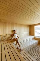 mujer joven relajándose en la sauna foto