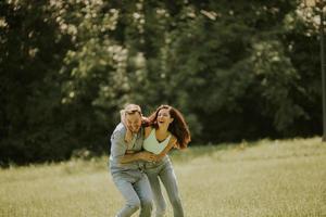 feliz, pareja joven, enamorado, en el campo de hierba foto