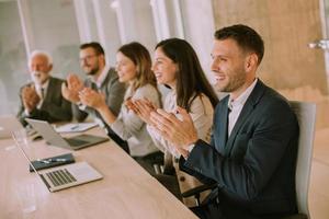 equipo de negocios orgulloso satisfecho aplaudiendo foto