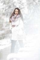 mujer joven en invierno foto