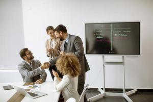 jóvenes empresarios multiétnicos trabajando juntos en la oficina foto