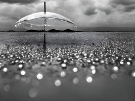 fotografía en blanco y negro de gotas de agua que se asemejan a la forma de un paraguas. ia generativa. foto