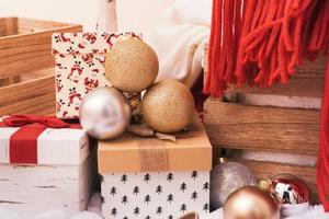 caja de regalos de feliz navidad con fondo de bolas doradas, blancas y plateadas foto