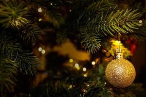 feliz navidad árbol verde con luces y adornos dorados