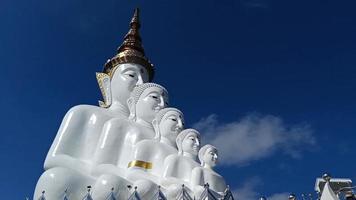 hermosa estatua blanca de buda contra el cielo azul y las nubes en el templo de tailandia, wat phra that phasornkaew distrito de khao kho, provincia de phetchabun video