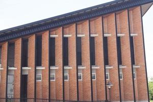 la construcción de ladrillo rojo es un edificio moderno y clásico con ventanas de ventilación y calor. foto