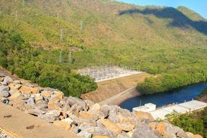 las centrales hidroeléctricas están listas para generar electricidad listas para alimentar a los ciudadanos y las fábricas urbanas a partir de represas de alta producción e ingenieros de energía estructural de tecnología en las montañas rurales de tailandia. foto