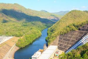 la represa retiene agua para uso en la estación seca, para consumo, agricultura y generación de electricidad. ubicado en lo alto de las montañas rurales, es un río que beneficia a los agricultores para la agricultura. foto