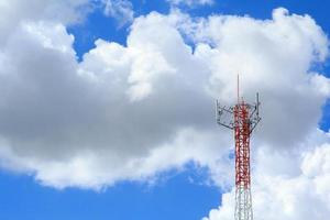los postes telefónicos altos están listos para distribuir señales telefónicas e Internet para que el público las aproveche al máximo en el contexto del hermoso cielo natural de la tarde, blanco y azul.