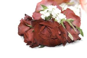 guirnaldas de flores frescas hechas de rosas rojas y flores de jazmín para usar en ceremonias en tailandia, como rituales budistas y eventos auspiciosos. foto