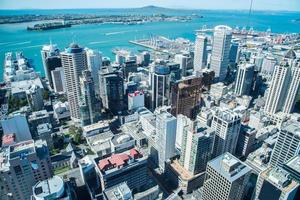 vista de rascacielos de auckland desde la parte superior de la torre del cielo de auckland, isla norte, nueva zelanda. foto