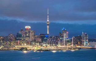 paisaje urbano de auckland en la vista nocturna desde devonport, nueva zelanda. foto