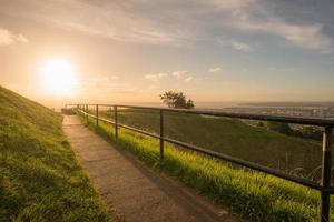 puesta de sol sobre el cráter del volcán monte eden en auckland, isla norte, nueva zelanda. foto