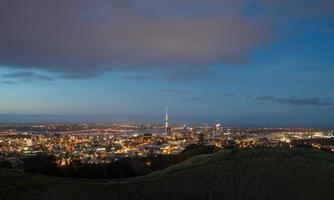 la vista del paisaje del paisaje urbano de auckland en la vista nocturna desde la cima del volcán monte eden, isla norte, nueva zelanda. foto