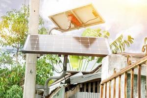 Paneles solares para uso doméstico. en la actualidad, la gente en tailandia está interesada en la tecnología para ahorrar electricidad en el hogar mediante el uso de células solares para usar más. foto