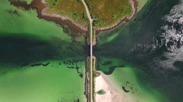estrada da praia em lofoten, noruega por drone 2 video