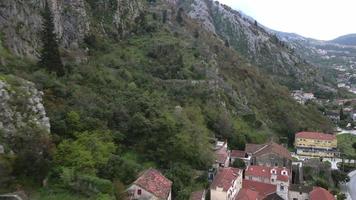 antiguas murallas de la fortaleza en kotor, montenegro video