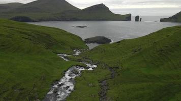 Skardsafossur-Wasserfall auf Vagar auf den Färöer-Inseln per Drohne video