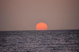 puesta de sol sobre el océano foto