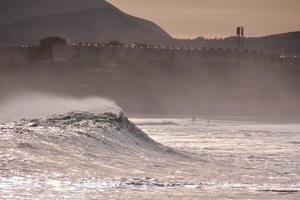 enormes olas del mar foto