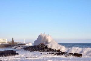 enormes olas del mar foto