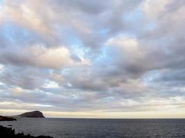 el océano atlántico en las islas canarias foto