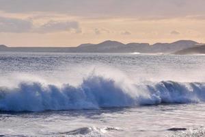 enormes olas del mar foto