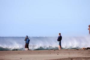 enormes olas del mar foto