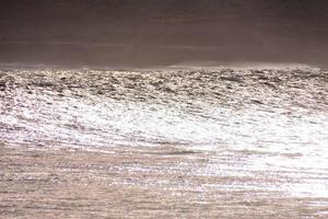 enormes olas del mar foto