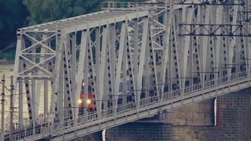 treno su il ponte al di sopra di il ob fiume su un' estate sera video