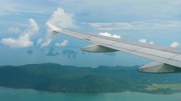 vista aérea sobre as ilhas no mar de andaman, perto de phuket, parte sul da tailândia, vista do avião video