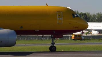 nowosibirsk, russische föderation 12. juni 2022 - tupolev tu 204 von aviastar tu rollt auf der landebahn am flughafen tolmachevo, nowosibirsk ovb. Transport Fluggesellschaft video