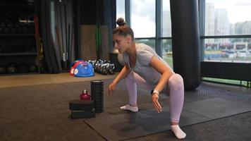 Frau streckt sich im Fitnessstudio video