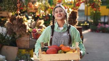 mujer con calabazas en la pantalla del mercado de otoño video