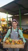 Frau am Herbstmarkt video