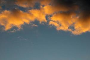 nubes de colores al atardecer foto