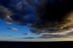 nubes de colores al atardecer foto