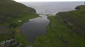 lac dans le village d'eidi sur eysturoy dans les îles féroé par drone video